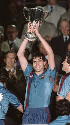 Julio Salina, con el Barça, levanta la Recopa de 2989.  GETTY