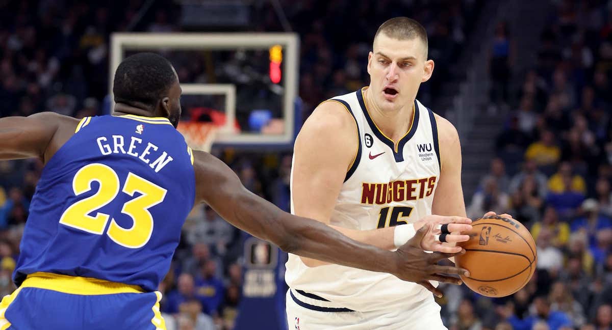 Nikola Jokic frente a Draymond Green en el último partido frente a los Golden State Warriors. /GETTY IMAGES