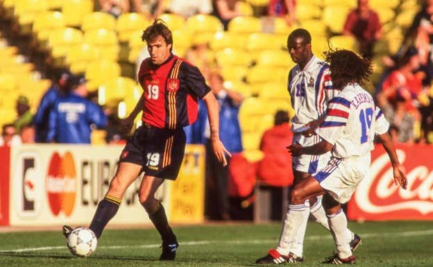 Julio Salinas en un partido de la Selección ante Francia, durante la Eurocopa de 1996.  GETTY