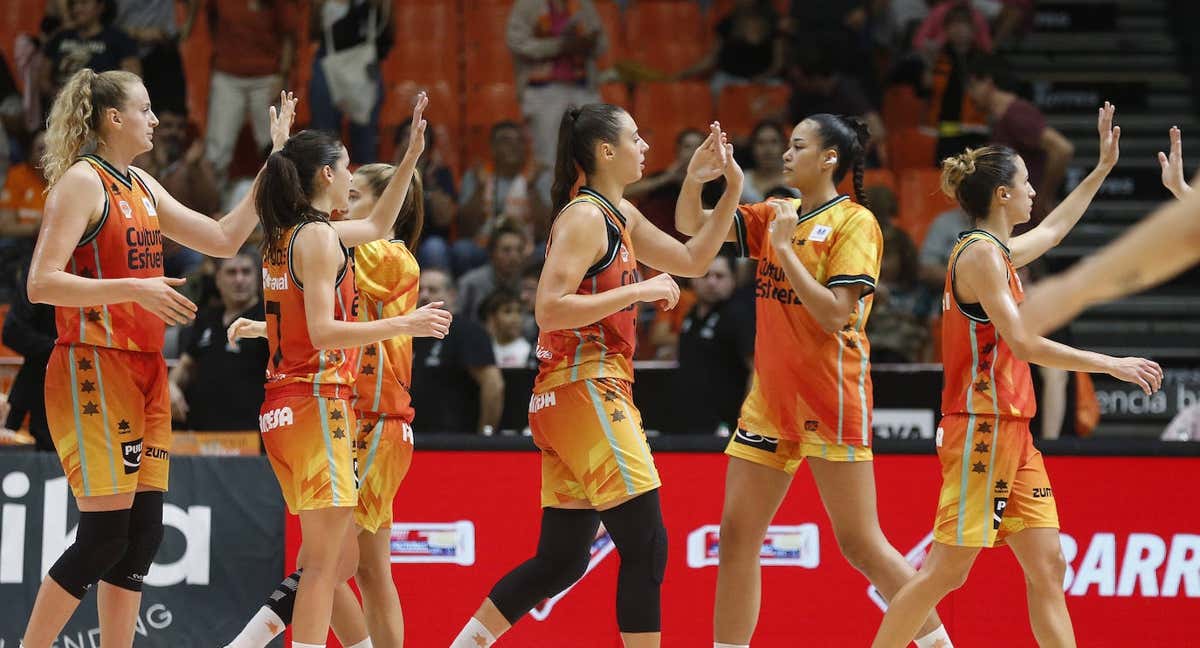 Las jugadoras del Valencia Basket celebran su último triunfo ante el Movistar Estudiantes.