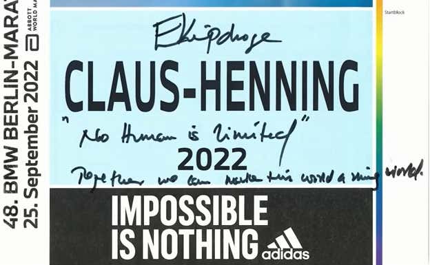 El dorsal que Kipchoge le dedicó a Claus.  CLAUS-HENNING SCHULKE
