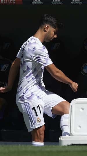 Asensio, enfadado en el banquillo. GETTY