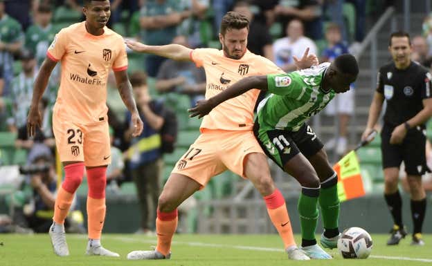 Luiz Henrique le tiró un caño a Saúl en el minuto 40 del Betis-Atlético.  GETTY