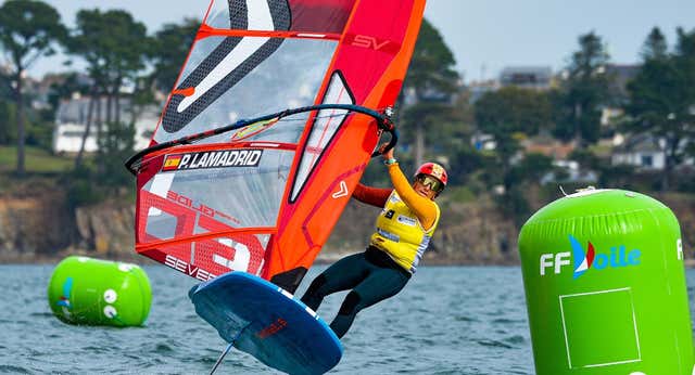 Pi Lamadrid acaricia las medallas en el Mundial de IQFoil
