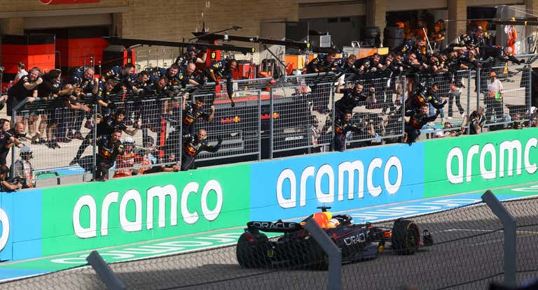 Max Verstappen cruza la meta del GP de EE UU de F1 en primera posición.