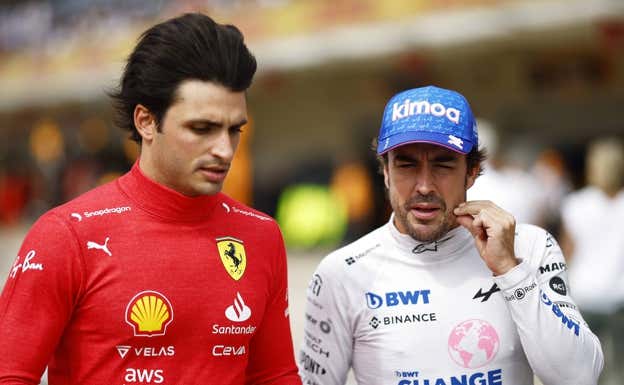 Fernando Alonso y Carlos Sainz charlan en Austin. GETTY IMAGES