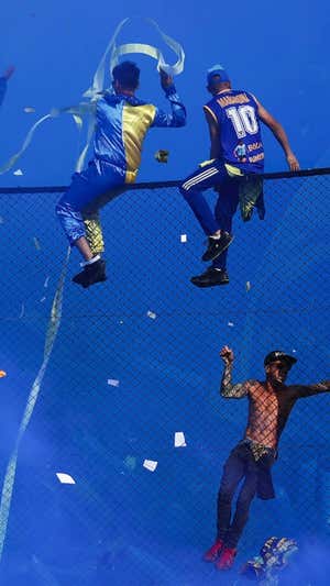 Los hinchas de Boca durante el partido en La Bombonera.  GETTY IMAGES