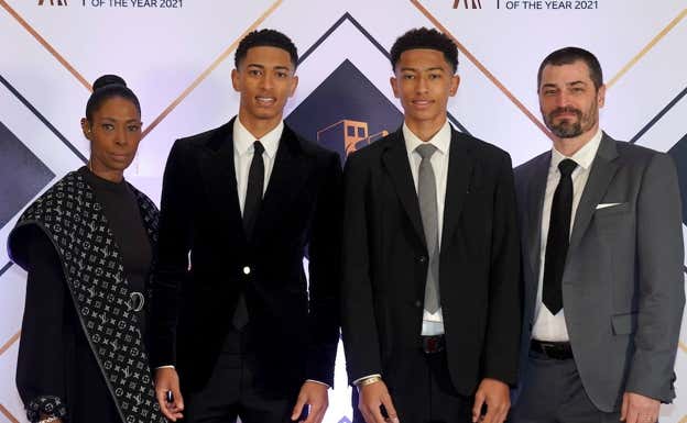 Jude Bellingham junto a su madre Denise, su hermano Jobe y su padre Mark. GETTY
