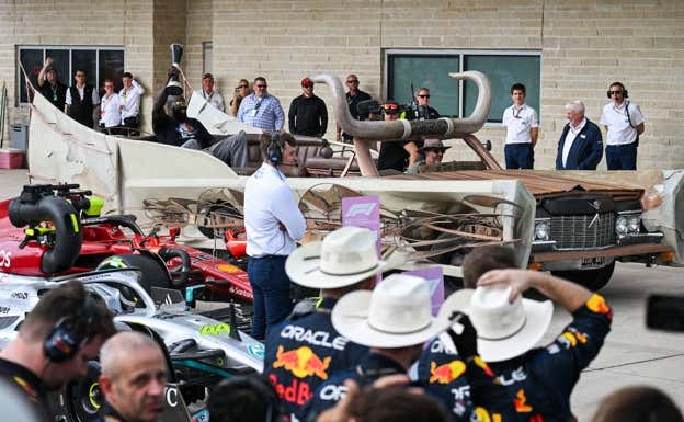 Shaquille O'Neal llega con el trofeo de ganador del GP de EE UU de F1.  Getty Images