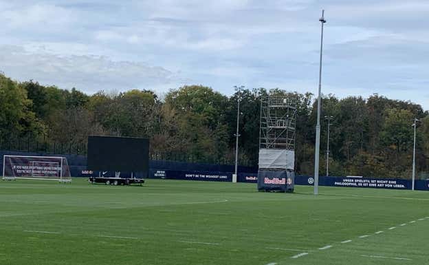 La pantalla gigante, en la banda del campo de entrenamiento del Leipzig. SERGIO SANTOS