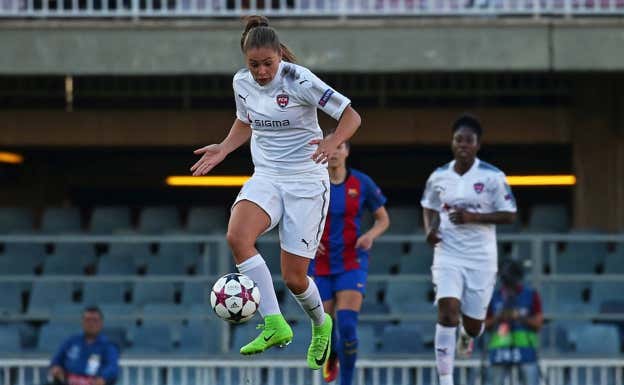 Lieke Martens controla un balón durante el partido de vuelta de los cuartos de final de la Champions 2016/17. Getty