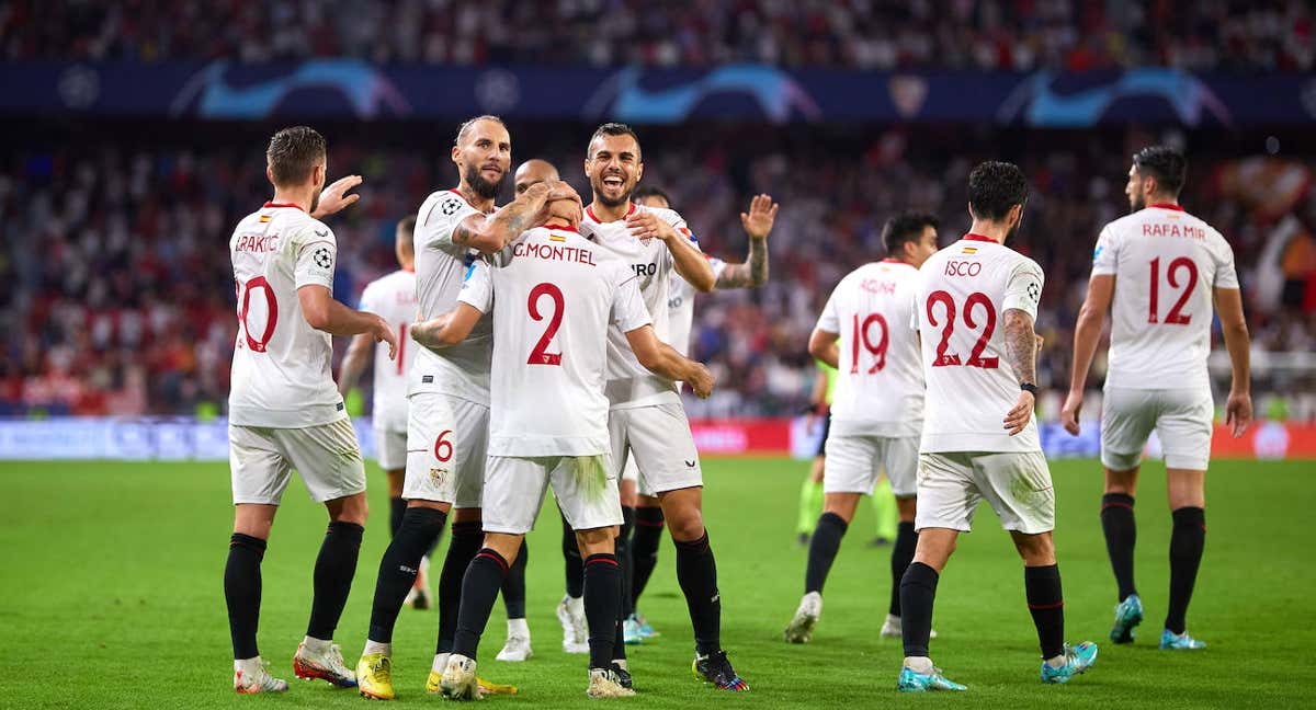 Los jugadores del Sevilla celebran el gol de Montiel./Fran Santiago / Getty