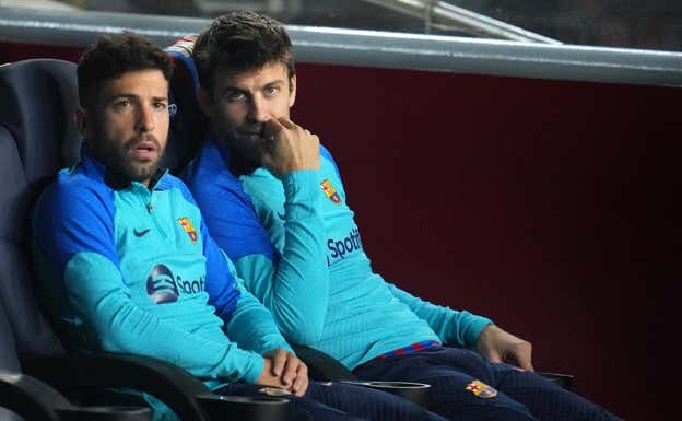 Alba y Piqué vieron el encuentro entero desde el banco.  GETTY