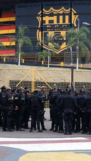Policías custodian las afueras del campo de Barcelona de Guayaquil |