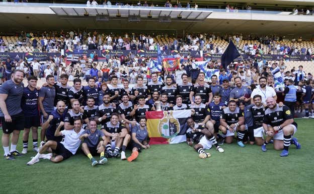 La plantilla del Silverstorm Valladolid celebrando una Supercopa.  FERugby