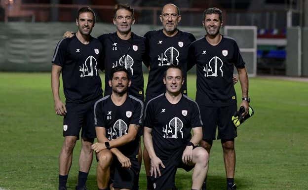 Luis García Plaza, junto a su cuerpo técnico durante su etapa en el Al-Shabab saudí.  TWITTER: @LuisGarciaPlaza