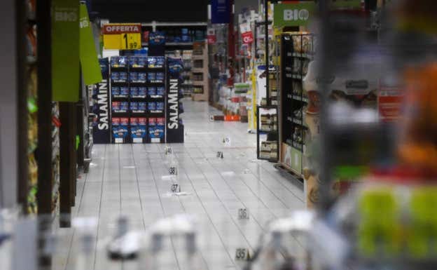 El pasillo del supermercado en el que ha sido atacado Pablo Marí.  REUTERS