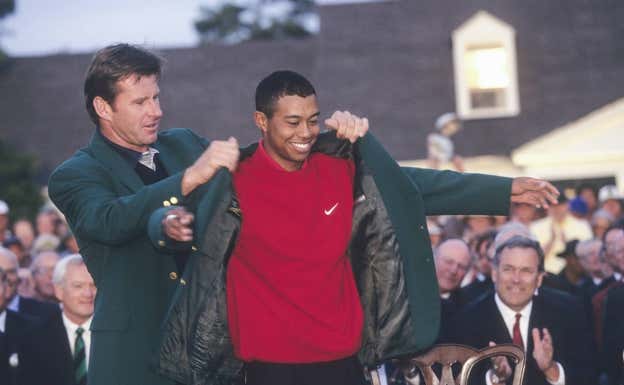 Tiger Woods de pone la chaqueta verde en su primer Masters de Augusta en 1997.  GETTY