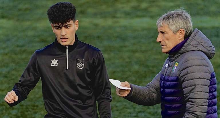 Álex López, entrenador del Marina Sport juvenil, junto a Quique Setién.