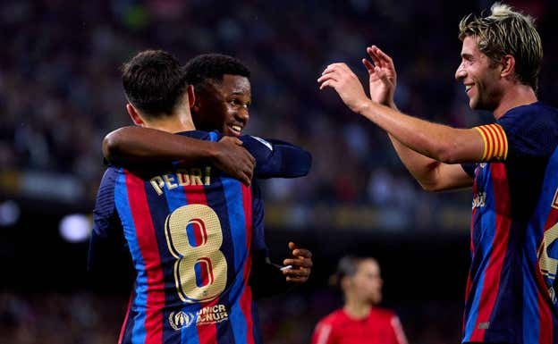 Ansu celebra el gol ante el Villarreal con sus compañeros. GETTY