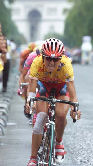 Joane Somarriba, luciendo en los Campos Elíseos el maillot amarillo que se ganó en el Tourmalet.  GETTY IMAGES
