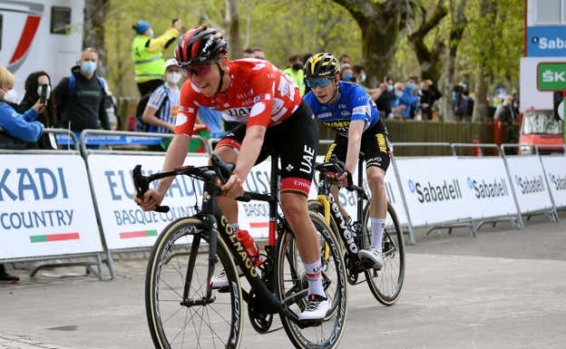 Tadej Pogacar, aquí con Jonas Vingegaard a rueda, perdió la Vuelta al País Vasco de 2021 en una emboscada de Jumbo-Visma... tal y como ocurrió un año y medio más tarde en el Tour de Francia 2022.  GETTY IMAGES