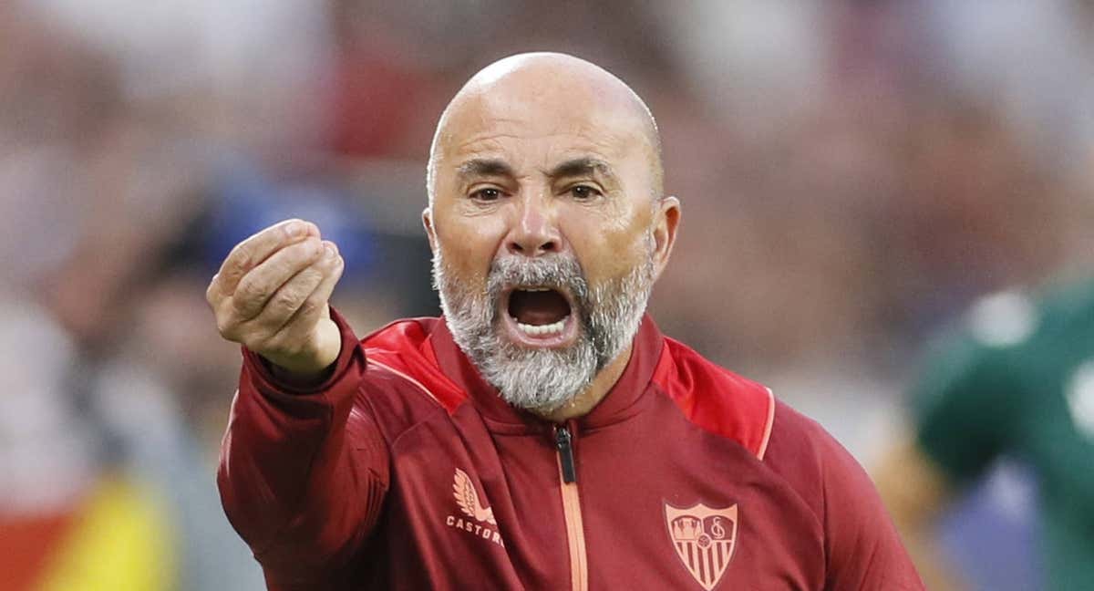 Jorge Sampaoli protesta durante un partido del Sevilla./Efe