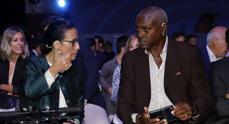 Carl Lewis conversa con Teresa Perales este jueves en Madrid.
