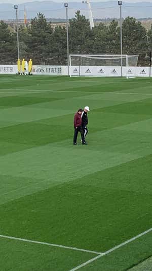 Ancelotti, con Mihic en el entrenamiento de este sábado.