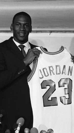 Michael Jordan posa con la camiseta de los Bulls tras ser elegido en el draft.  GETTY IMAGES