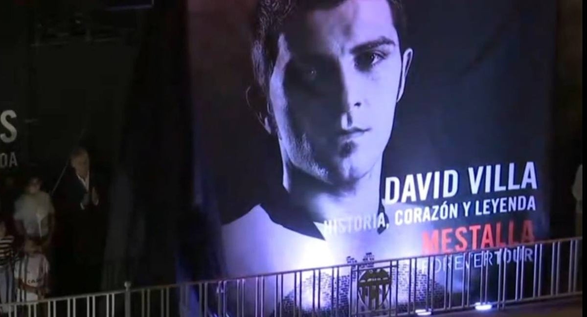 La lona a David Villa.