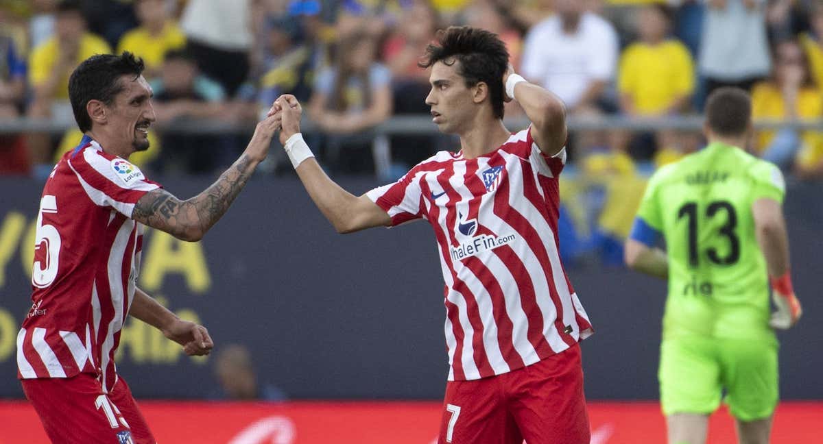 Savic felicita a Joao Félix tras el 2-2 del Atlético en Cádiz. /GETTY