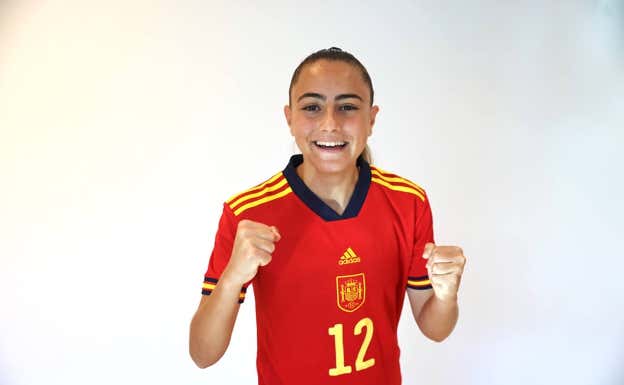 Ainhoa Alguacil, con la camiseta que ha defendido España en el Mundial Sub-17 2022.  Getty Images