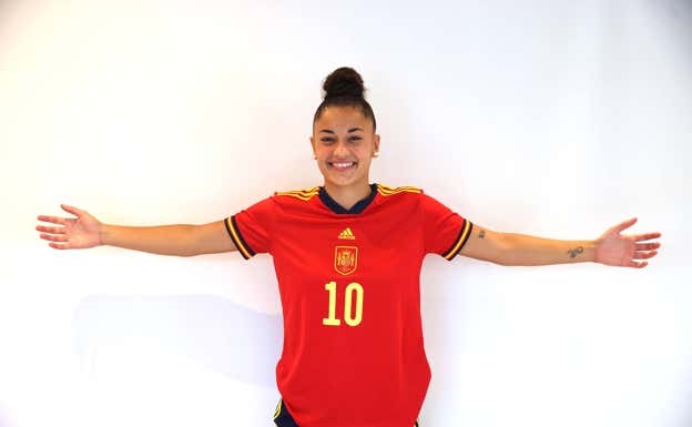 Carla Camacho, con la camiseta que ha defendido España en el Mundial Sub-17 2022.  Getty Images