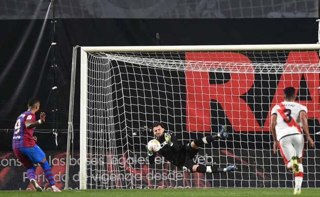 Un penalti errado por Memphis provocó el KO del Barça en Vallecas y, horas después, la destitución de Koeman.  GETTY