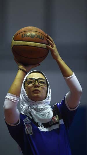 Nilofar Bayat durante un partido de baloncesto en silla de ruedas de la selección afgana.  Getty Images.