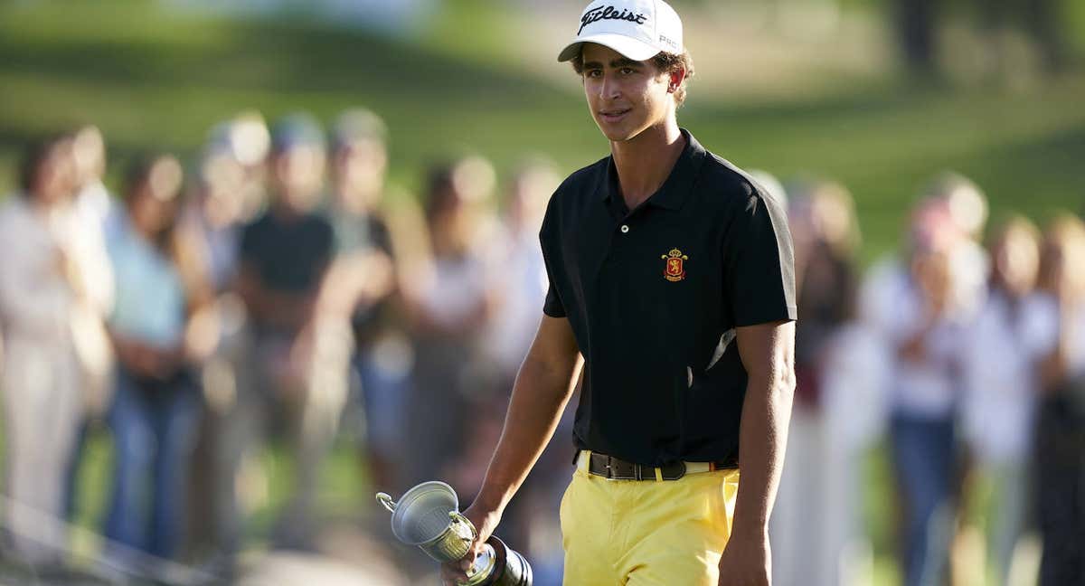 Luis Masaveu, con el premio a mejor jugador amateur, en el último Open de España. /GETTY