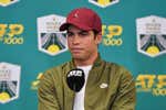 Alcaraz admite molestias en la rodilla antes de debutar en el Masters de París