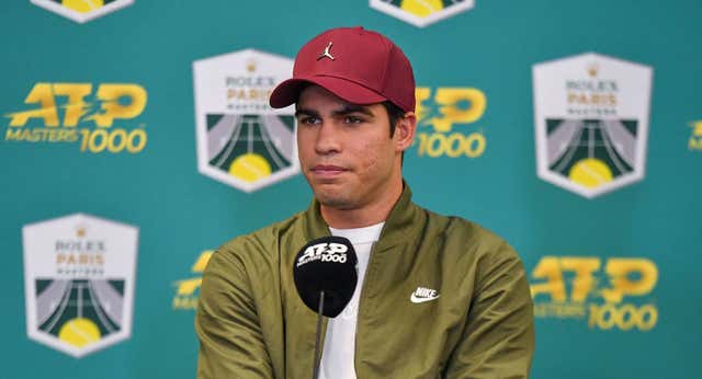Alcaraz admite molestias en la rodilla antes de debutar en el Masters de París