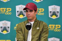 Alcaraz admite molestias en la rodilla antes de debutar en el Masters de París