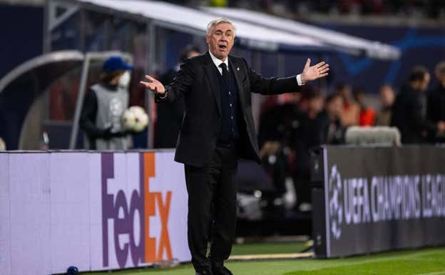 Ancelotti protesta una decisión arbitral.  GETTY