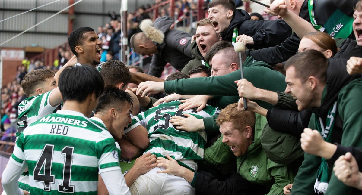 Hinchas del Celtic de Glasgow celebran un gol de su equipo.