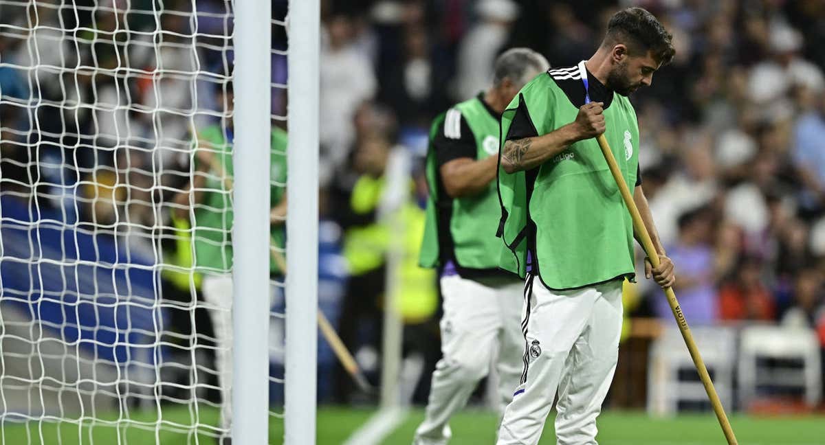 Operarios del Bernabéu tratando el césped./GETTY