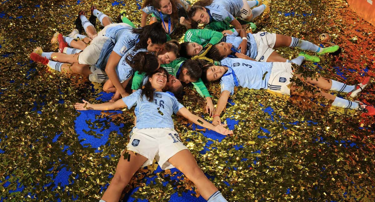 La española Cristina Librán celebra el título del Mundial Sub-17 con sus compañeras. /GETTY