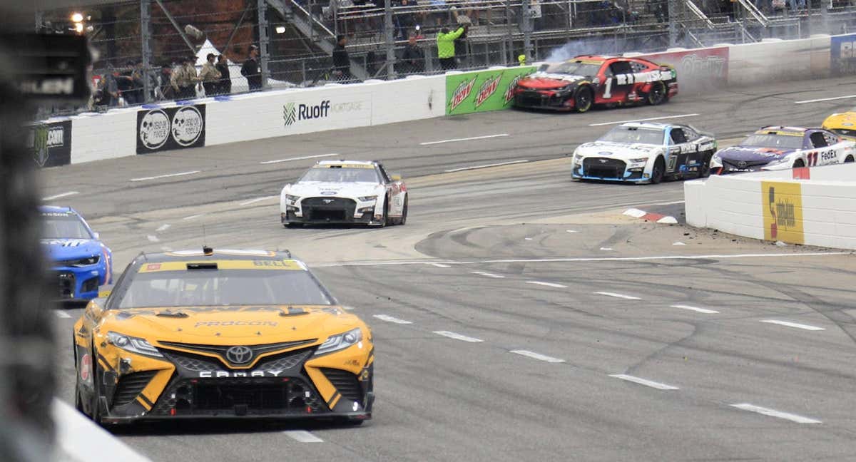 Ross Chastain inicia su adelantamiento en la NASCAR Cup rozando contra el muro en Martinsville. /Getty Images