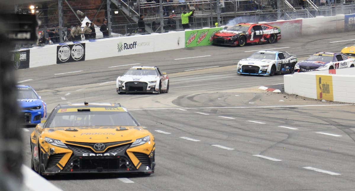Ross Chastain inicia su adelantamiento en la NASCAR Cup rozando contra el muro en Martinsville.