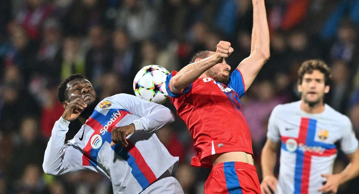 Kessié, durante el Plzen-Barça. /GETTY