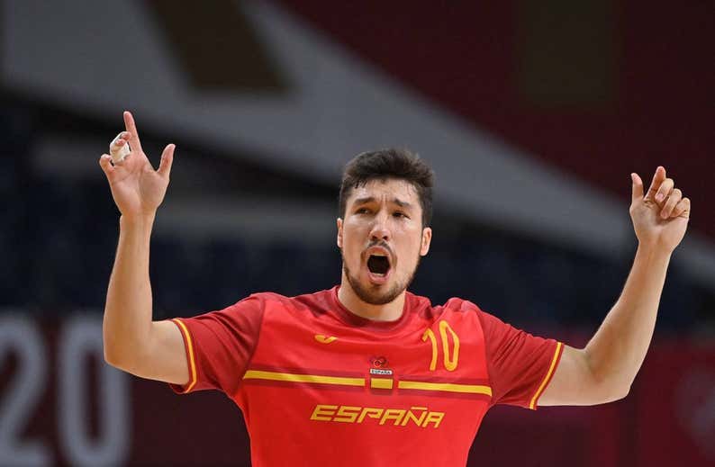 TikTok alucina con los trucos inverosímiles del 'Hispano' Alex Dujshebaev