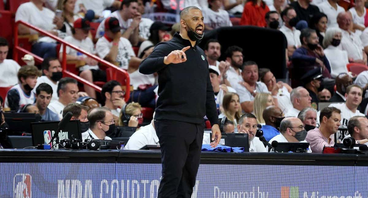 Ime Udoka da instrucciones en su etapa como entrenador de los Boston Celtics./AFP