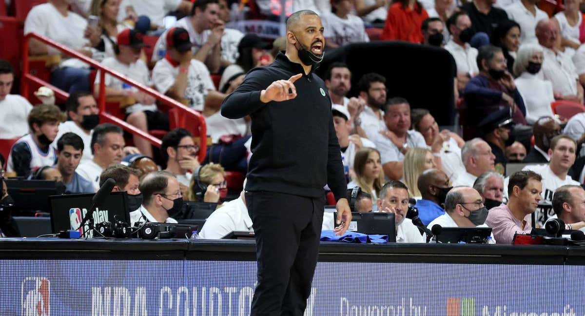 Ime Udoka da instrucciones en su etapa como entrenador de los Boston Celtics.